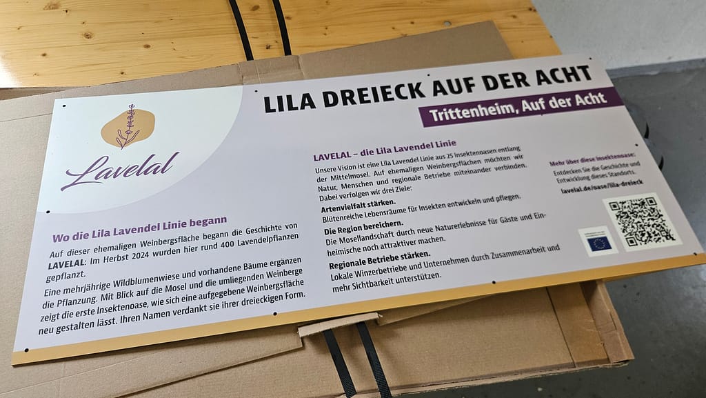 Noch nicht montiertes Informationsschild: Lila Dreieck auf der Acht