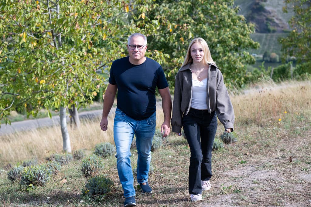 Maja und Mario Kohlmann gehen gemeinsam im Lavendelfeld
